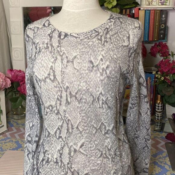 🌹Gray Wool Sweater🌹  Python Snake Print - Picture 2 of 5